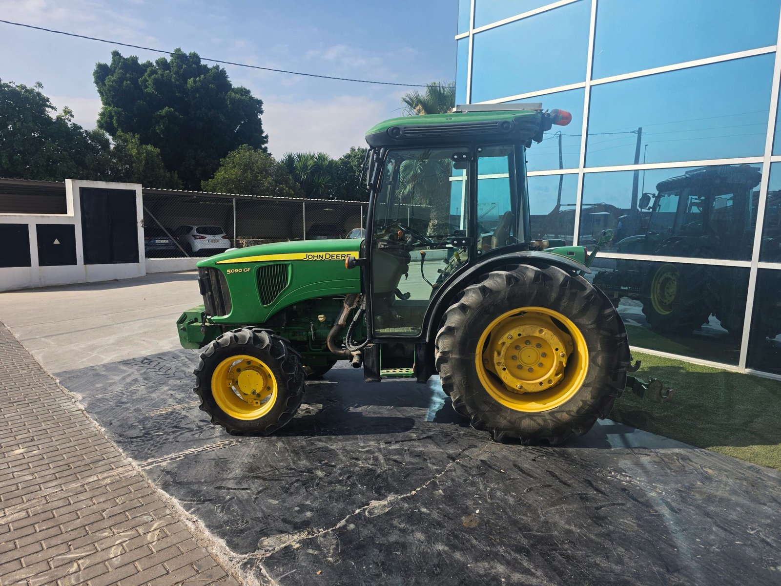 John Deere 5090GF segunda mano vista lateral Tractor John Deere 5090GF 2013 John Deere 5090GF con aire acondicionado Vista frontal John Deere 5090GF Motor John Deere PowerTech M 5090GF Tractor frutero John Deere 90 CV Cabina cerrada John Deere 5090GF