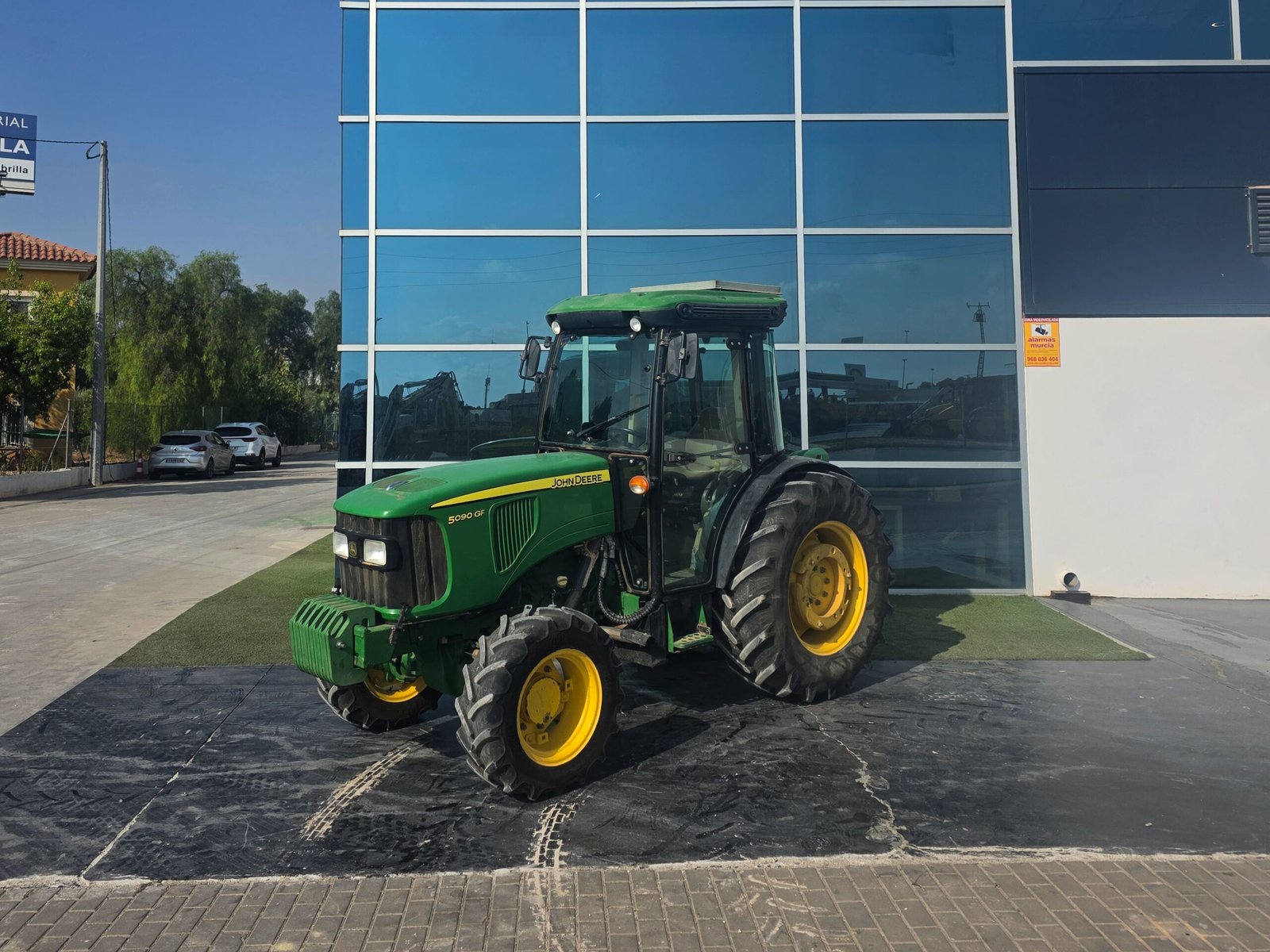 John Deere 5090GF segunda mano vista lateral Tractor John Deere 5090GF 2013 John Deere 5090GF con aire acondicionado Vista frontal John Deere 5090GF Motor John Deere PowerTech M 5090GF Tractor frutero John Deere 90 CV Cabina cerrada John Deere 5090GF