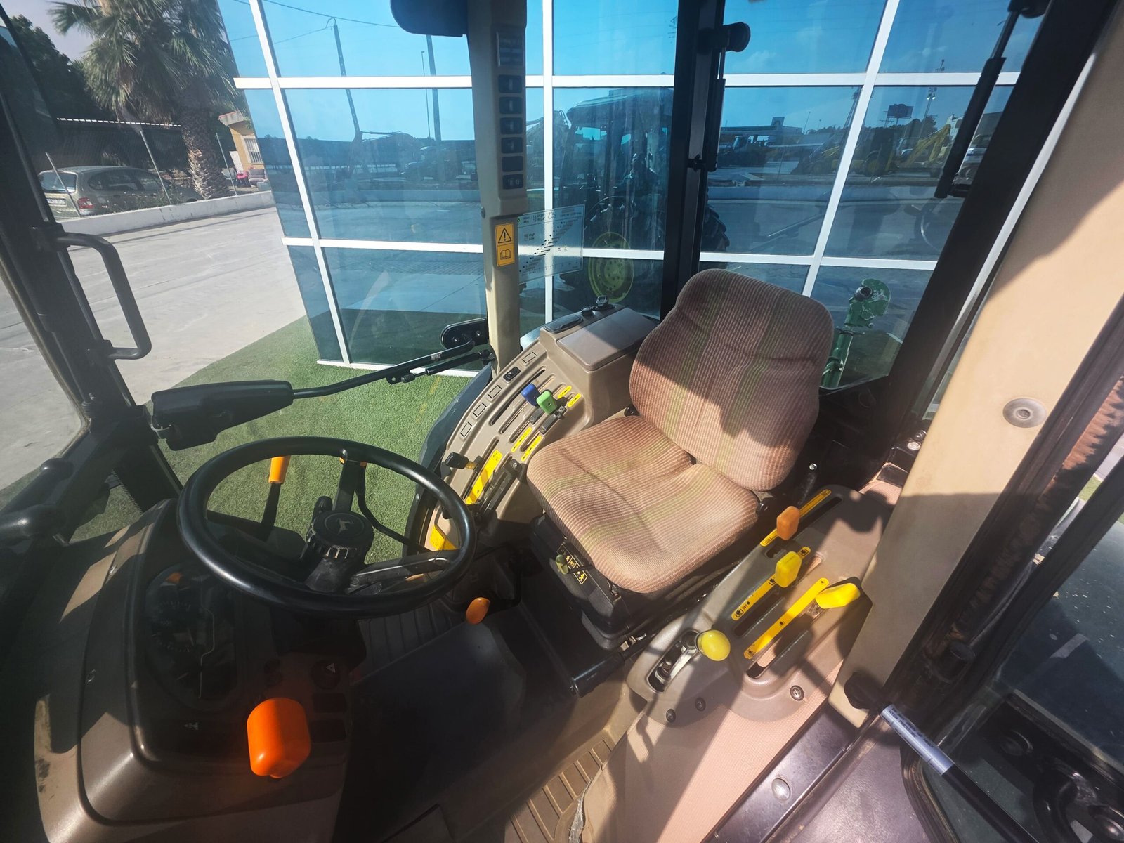 John Deere 5090GF segunda mano vista lateral Tractor John Deere 5090GF 2013 John Deere 5090GF con aire acondicionado Vista frontal John Deere 5090GF Motor John Deere PowerTech M 5090GF Tractor frutero John Deere 90 CV Cabina cerrada John Deere 5090GF