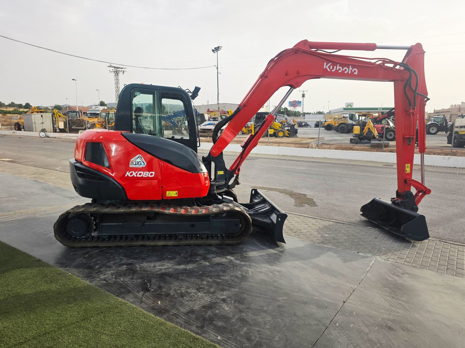 Excavadora de cadenas Kubota 8 toneladas Kubota KX080-3 excavando zanja Sistema hidráulico Kubota KX080-3 Cabina Kubota KX080-3 interior Excavadora compacta Kubota usada Kubota KX080-3 lista para trabajar Brazo excavador Kubota KX080-3