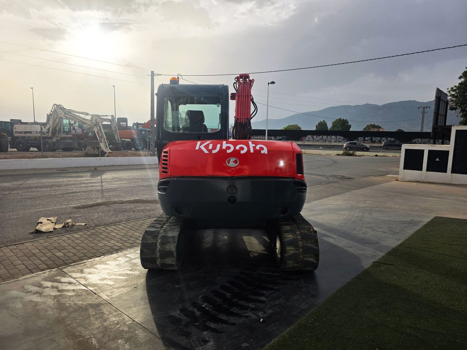 Excavadora de cadenas Kubota 8 toneladas Kubota KX080-3 excavando zanja Sistema hidráulico Kubota KX080-3 Cabina Kubota KX080-3 interior Excavadora compacta Kubota usada Kubota KX080-3 lista para trabajar Brazo excavador Kubota KX080-3