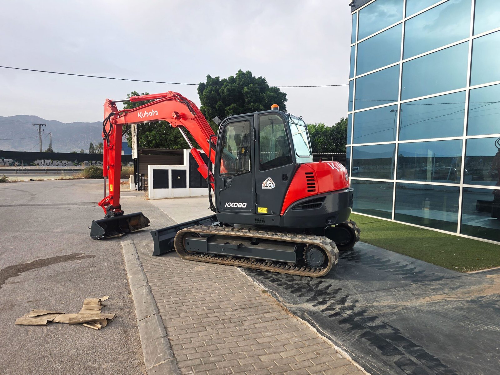 Motor Kubota V3300 KX080-3 Excavadora Kubota con 2 cazos incluidos Kubota KX080-3 trabajando en obra Aire acondicionado Kubota KX080-3 Vista diagonal Kubota KX080-3