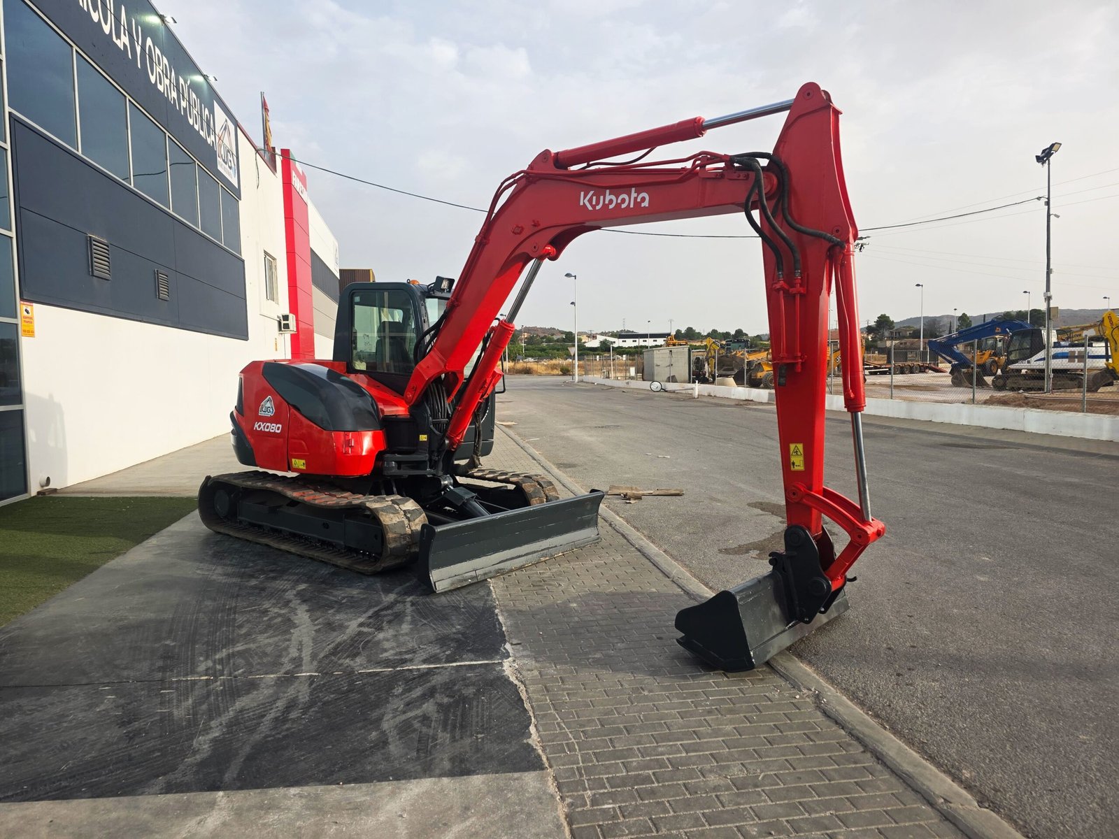 Excavadora de cadenas Kubota 8 toneladas Kubota KX080-3 excavando zanja Sistema hidráulico Kubota KX080-3 Cabina Kubota KX080-3 interior Excavadora compacta Kubota usada Kubota KX080-3 lista para trabajar Brazo excavador Kubota KX080-3