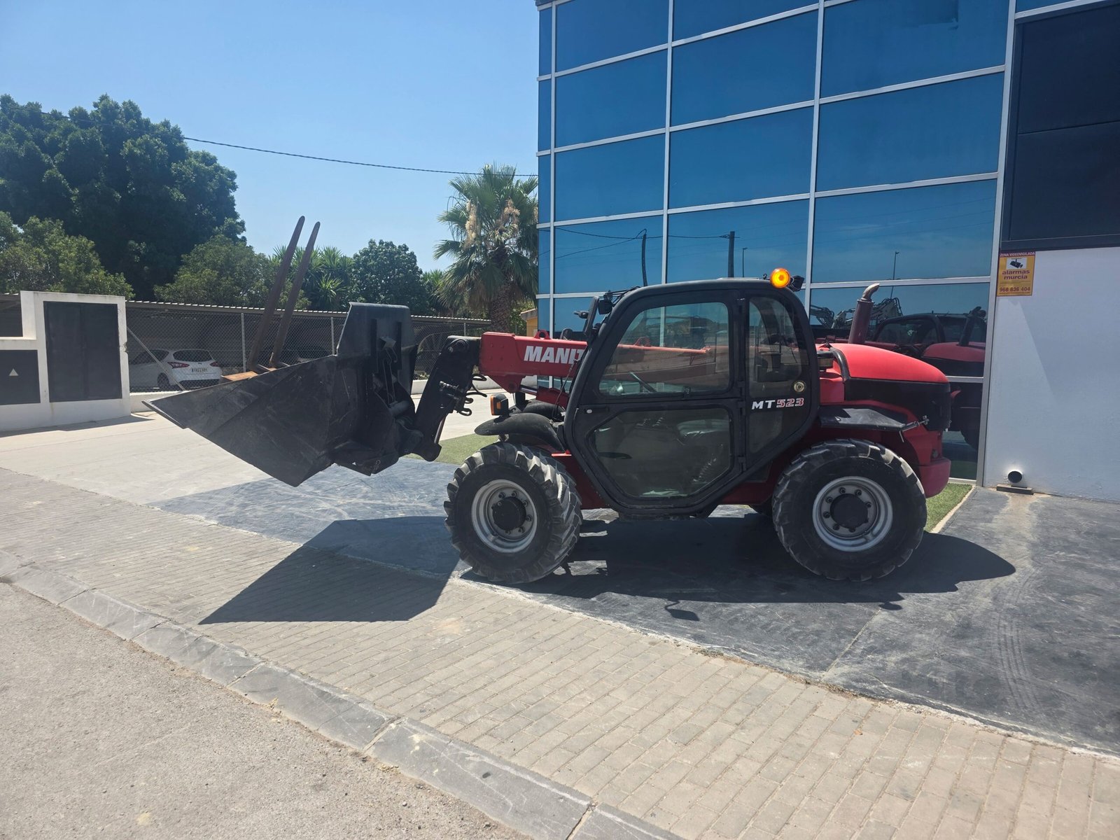 Vista diagonal Manitou MT 523 Manitou MT 523 elevando palets Manipulador telescópico 4x4 Manitou Sistema hidráulico Manitou MT 523