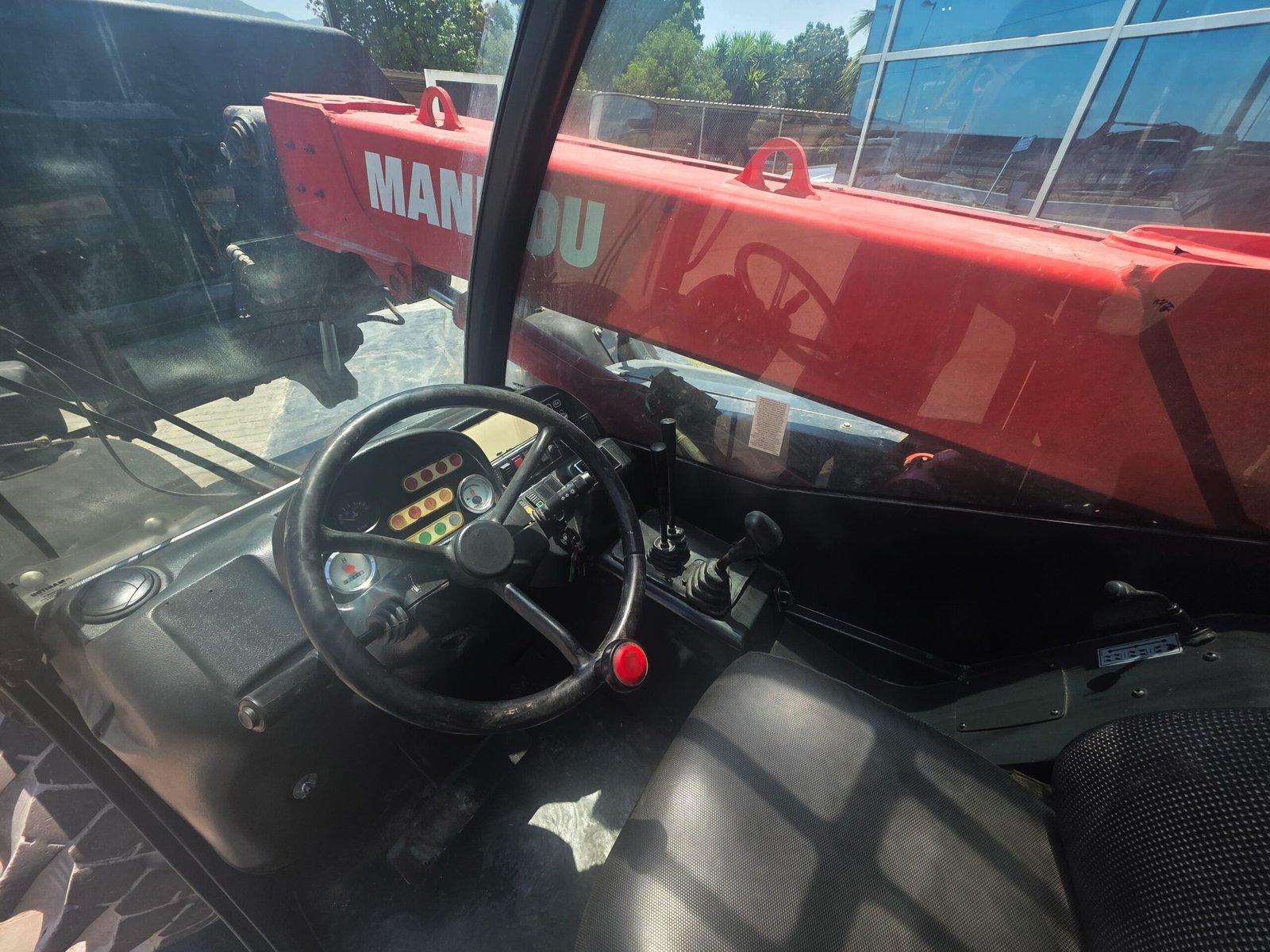 Manipulador telescópico Manitou MT 523 2006 Manitou MT 523 con pinzas porta palets Vista frontal Manitou MT 523 usada Motor Perkins Manitou MT 523 Manipulador telescópico compacto Manitou