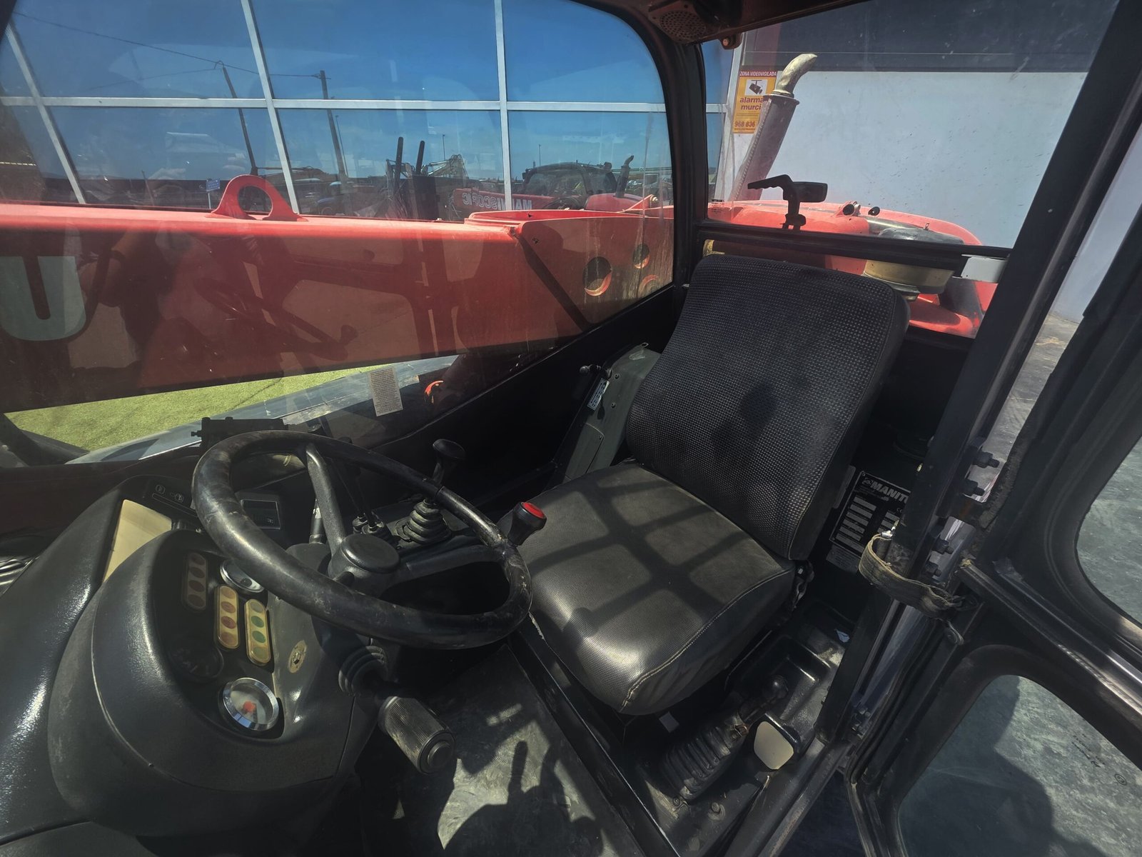 Manitou MT 523 con cazo incluido Cabina Manitou MT 523 interior Telescópico agrícola Manitou trabajando Vista diagonal Manitou MT 523 Manitou MT 523 elevando palets