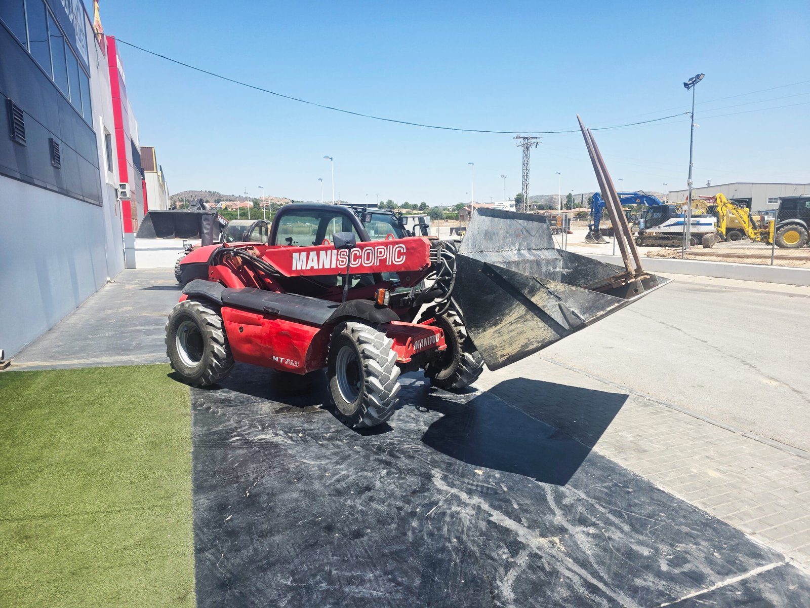 Manitou MT 523 segunda mano vista lateral Manipulador telescópico Manitou MT 523 2006 Manitou MT 523 con pinzas porta palets Vista frontal Manitou MT 523 usada