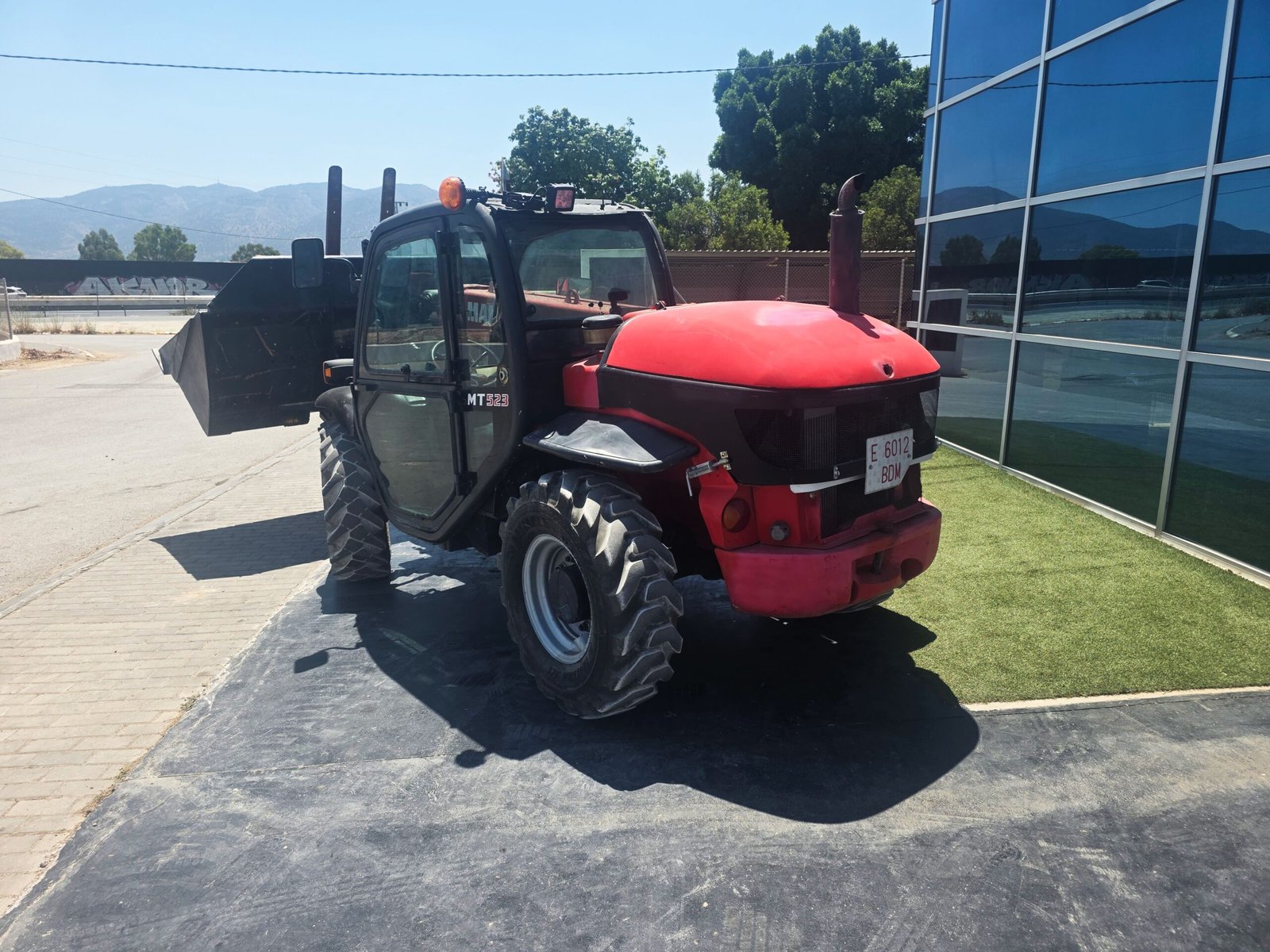 Motor Perkins Manitou MT 523 Manipulador telescópico compacto Manitou Manitou MT 523 con cazo incluido Cabina Manitou MT 523 interior Telescópico agrícola Manitou trabajando