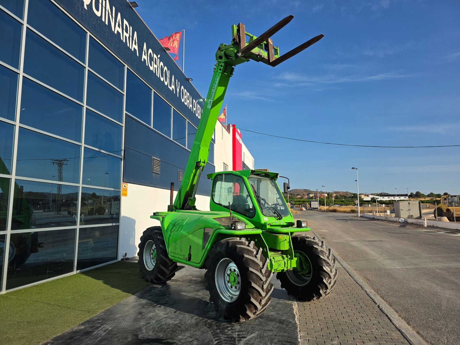 Motor Deutz Merlo F 28 TD Manipulador telescópico Merlo trabajando Merlo F 28 TD con ruedas nuevas Cabina Merlo F 28 TD con aire acondicionado