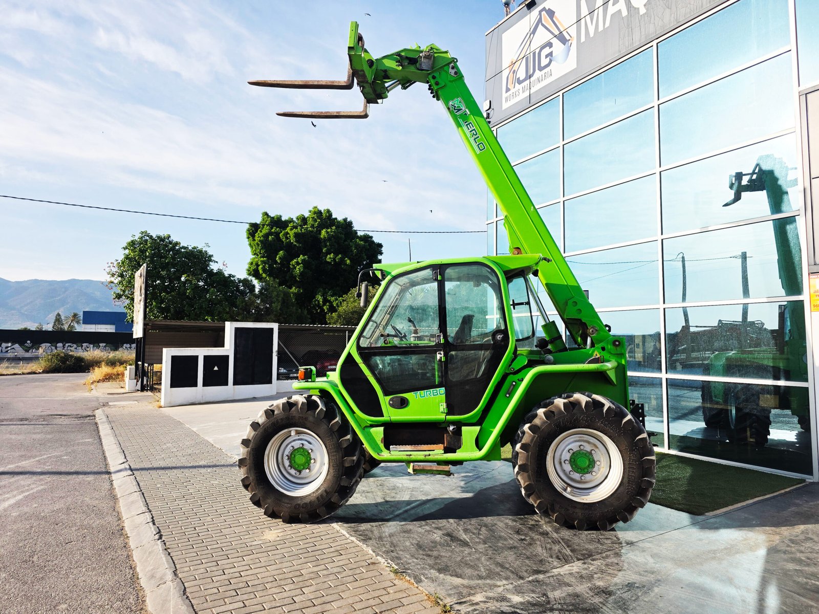 Merlo F 28 TD cargando palets Telescópico Merlo para construcción Sistema hidráulico Merlo F 28 TD Merlo F 28 TD listo para trabajar Manipulador telescópico 4x4 Merlo