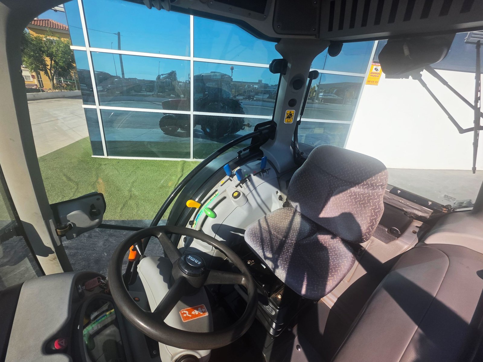 Elevador trasero SAME Frutteto 90 DT Tractor especializado para frutales Interior cabina SAME Frutteto 90 DT SAME Frutteto 90 DT listo para trabajar Tractor SAME para cítricos SAME Frutteto 90 DT maquinaria agrícola usada Tractor SAME Frutteto en explotación agrícola SAME Frutteto 90 DT en JJG Works