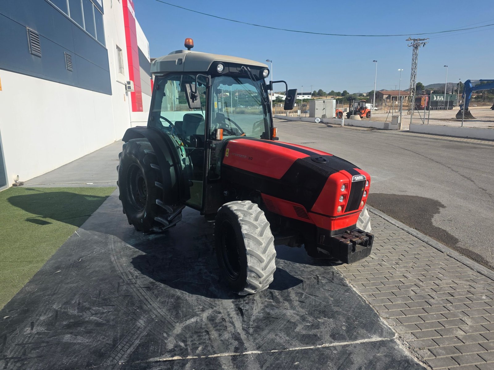 Elevador trasero SAME Frutteto 90 DT Tractor especializado para frutales Interior cabina SAME Frutteto 90 DT SAME Frutteto 90 DT listo para trabajar Tractor SAME para cítricos SAME Frutteto 90 DT maquinaria agrícola usada Tractor SAME Frutteto en explotación agrícola SAME Frutteto 90 DT en JJG Works
