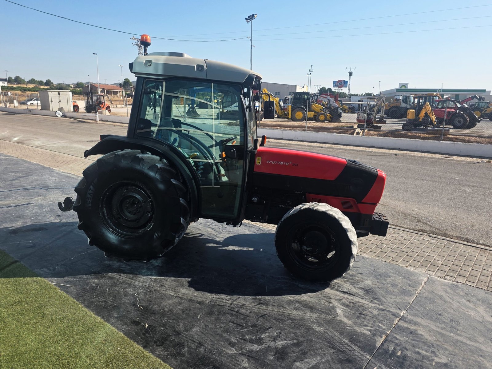 Elevador trasero SAME Frutteto 90 DT Tractor especializado para frutales Interior cabina SAME Frutteto 90 DT SAME Frutteto 90 DT listo para trabajar Tractor SAME para cítricos SAME Frutteto 90 DT maquinaria agrícola usada Tractor SAME Frutteto en explotación agrícola SAME Frutteto 90 DT en JJG Works