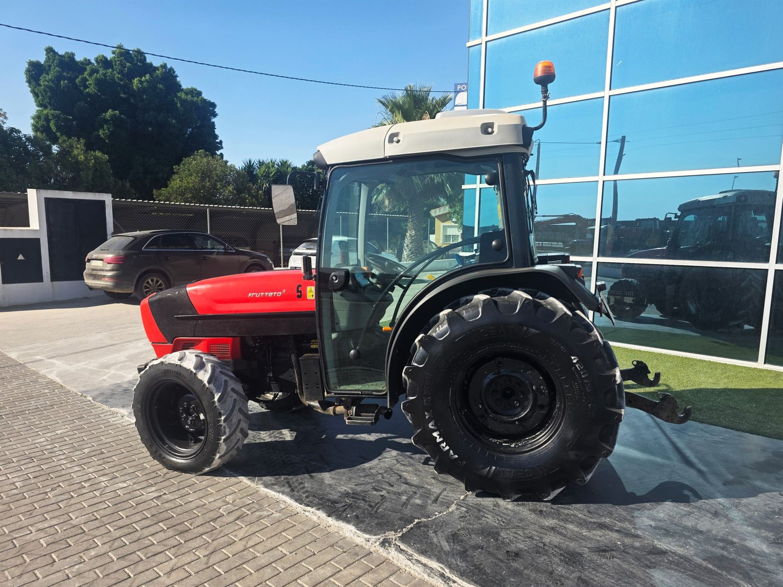 Cabina cerrada SAME Frutteto 90 DT Asiento neumático SAME Frutteto 90 DT SAME Frutteto 90 DT con inversor hidráulico Vista diagonal SAME Frutteto 90 DT Tractor agrícola 4x4 SAME
