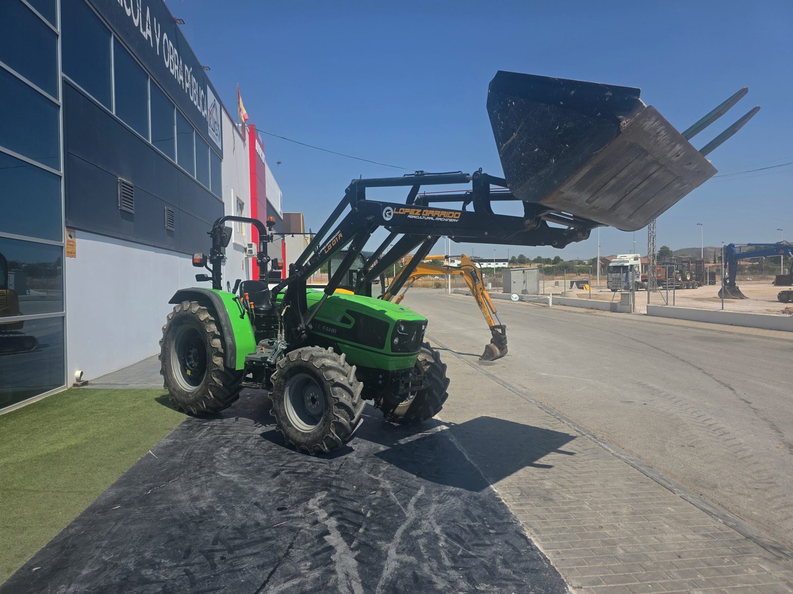 Deutz-Fahr 4100E listo para trabajar Tractor con pala cargadora de segunda mano Interior cabina Deutz-Fahr 4100E Deutz-Fahr 4100E maquinaria agrícola en venta Deutz-Fahr 4100E en JJG Works