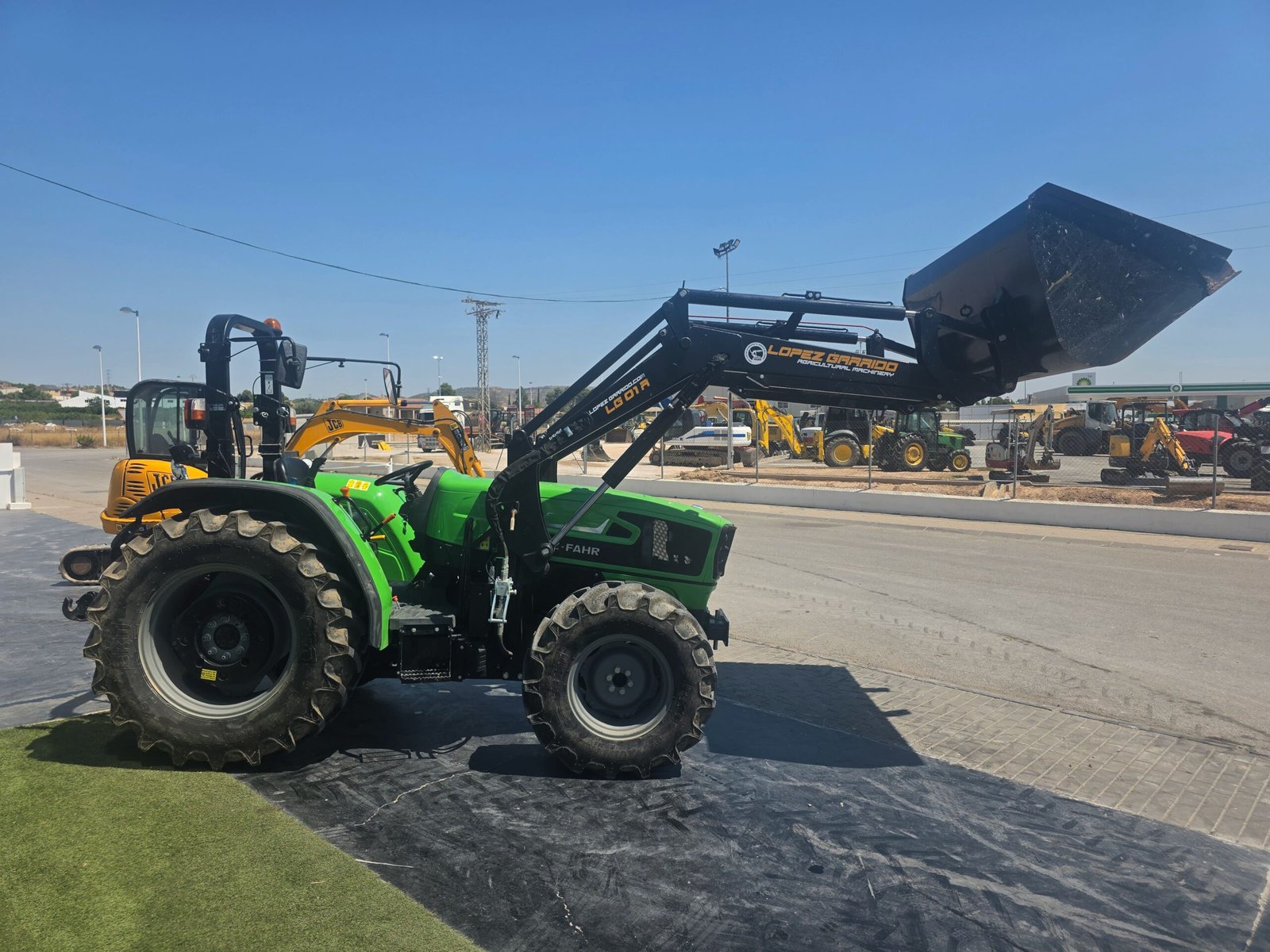 Deutz-Fahr 4100E listo para trabajar Tractor con pala cargadora de segunda mano Interior cabina Deutz-Fahr 4100E Deutz-Fahr 4100E maquinaria agrícola en venta Deutz-Fahr 4100E en JJG Works