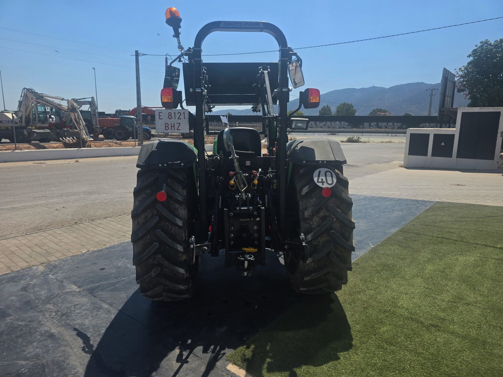 Deutz-Fahr 4100E listo para trabajar Tractor con pala cargadora de segunda mano Interior cabina Deutz-Fahr 4100E Deutz-Fahr 4100E maquinaria agrícola en venta Deutz-Fahr 4100E en JJG Works