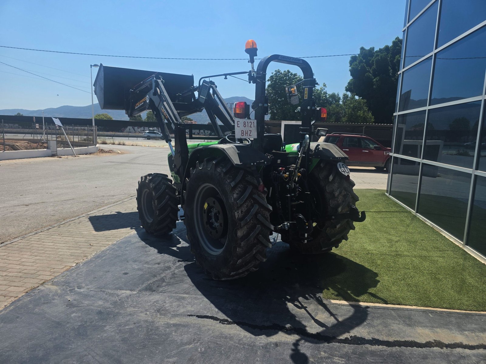 Deutz-Fahr 4100E listo para trabajar Tractor con pala cargadora de segunda mano Interior cabina Deutz-Fahr 4100E Deutz-Fahr 4100E maquinaria agrícola en venta Deutz-Fahr 4100E en JJG Works