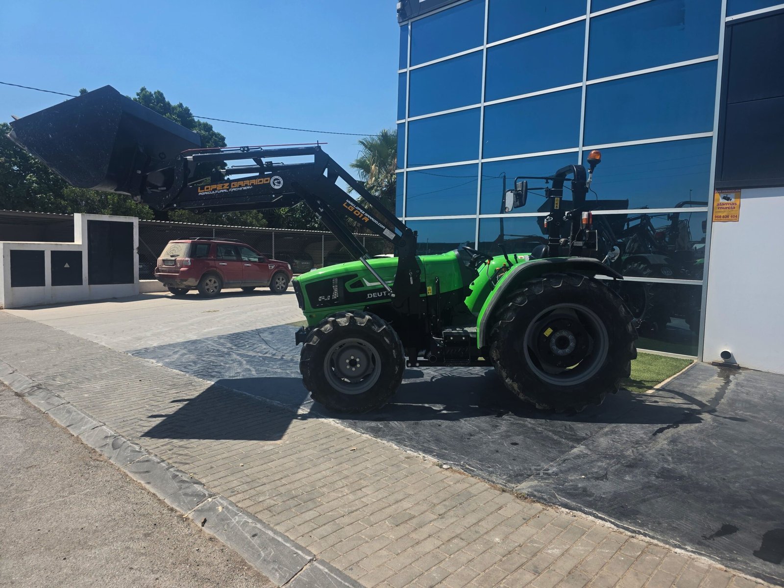 Pala cargadora López Garrido en Deutz-Fahr 4100E Cabina cerrada Deutz-Fahr 4100E Tractor Deutz-Fahr 4100E trabajando Vista diagonal Deutz-Fahr 4100E Tractor agrícola 4x4 Deutz-Fahr Deutz-Fahr 4100E para ganadería Deutz-Fahr 4100E en explotación agrícola Sistema hidráulico Deutz-Fahr 4100E