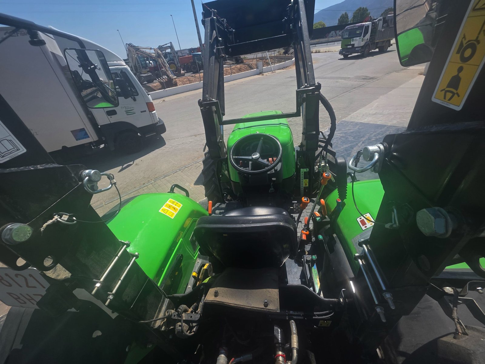 Deutz-Fahr 4100E listo para trabajar Tractor con pala cargadora de segunda mano Interior cabina Deutz-Fahr 4100E Deutz-Fahr 4100E maquinaria agrícola en venta Deutz-Fahr 4100E en JJG Works