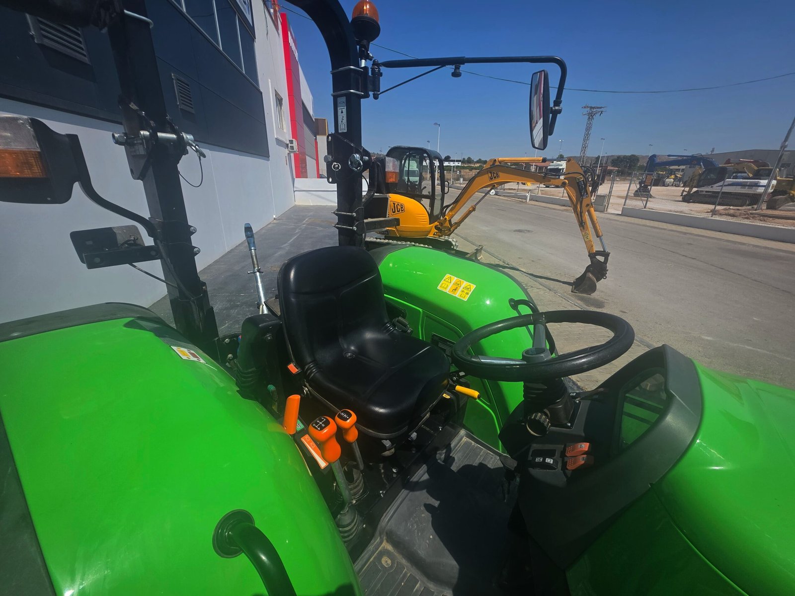 Deutz-Fahr 4100E listo para trabajar Tractor con pala cargadora de segunda mano Interior cabina Deutz-Fahr 4100E Deutz-Fahr 4100E maquinaria agrícola en venta Deutz-Fahr 4100E en JJG Works