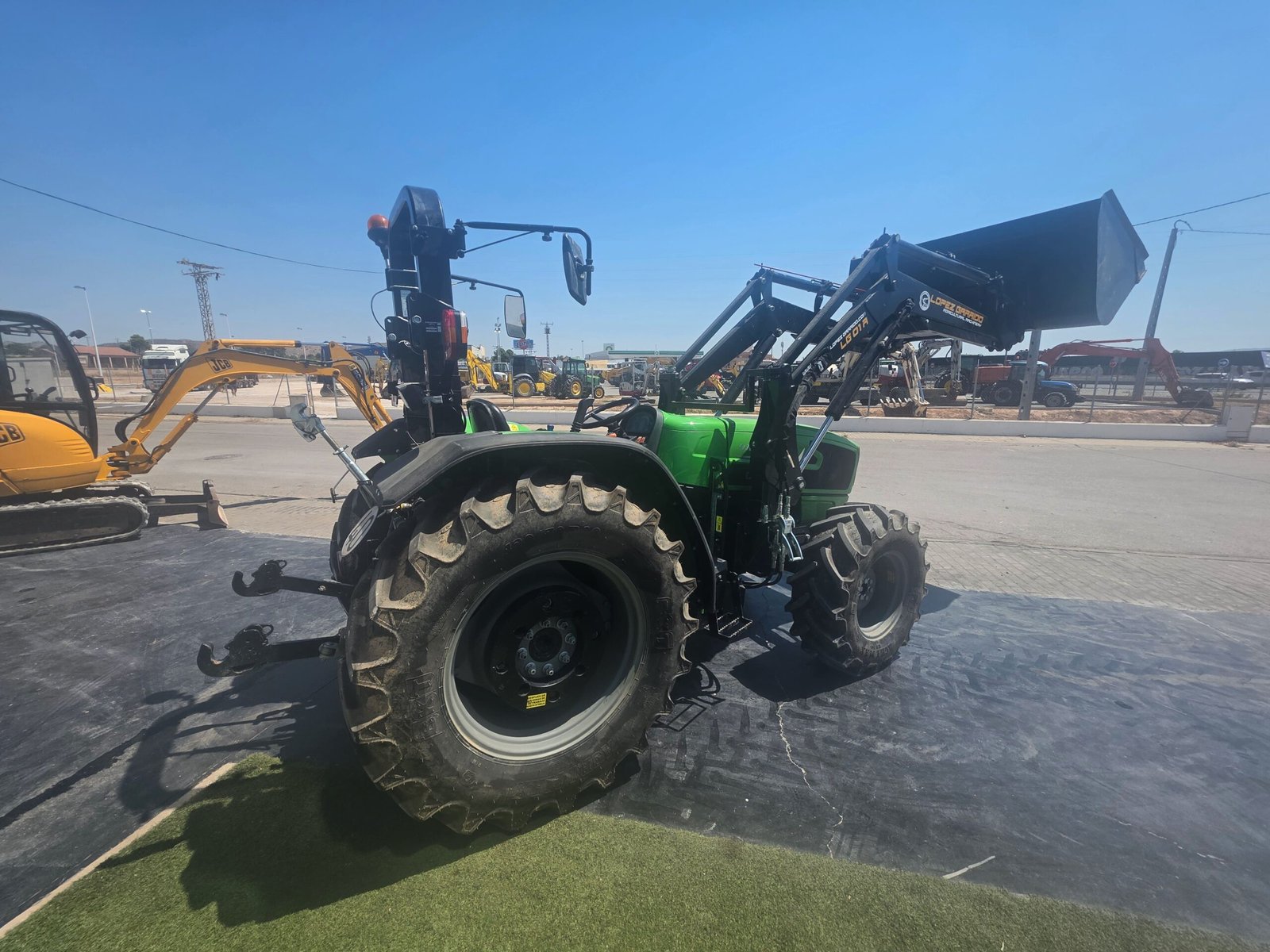 Deutz-Fahr 4100E listo para trabajar Tractor con pala cargadora de segunda mano Interior cabina Deutz-Fahr 4100E Deutz-Fahr 4100E maquinaria agrícola en venta Deutz-Fahr 4100E en JJG Works