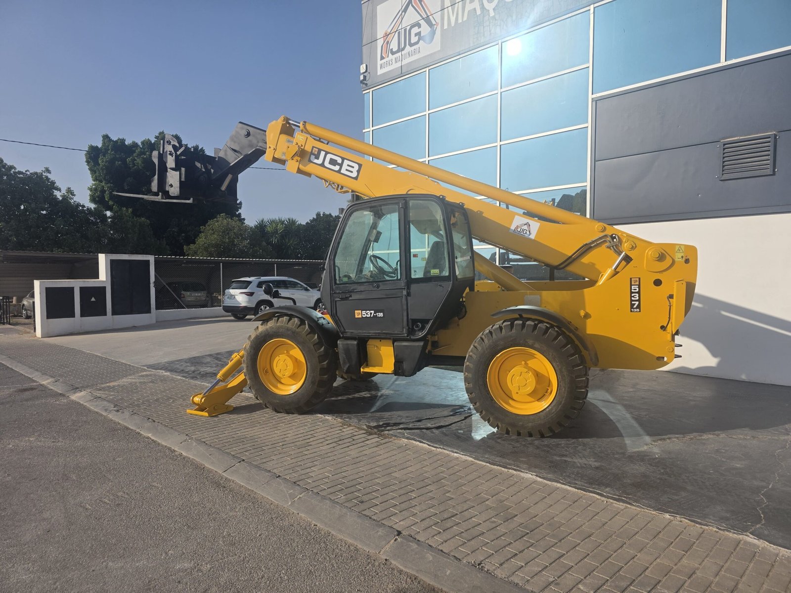 JCB 537-135 elevando materiales Brazo telescópico JCB 537-135 Sistema hidráulico JCB 537-135 Cabina JCB 537-135 Manipulador telescópico 3.700 kg
