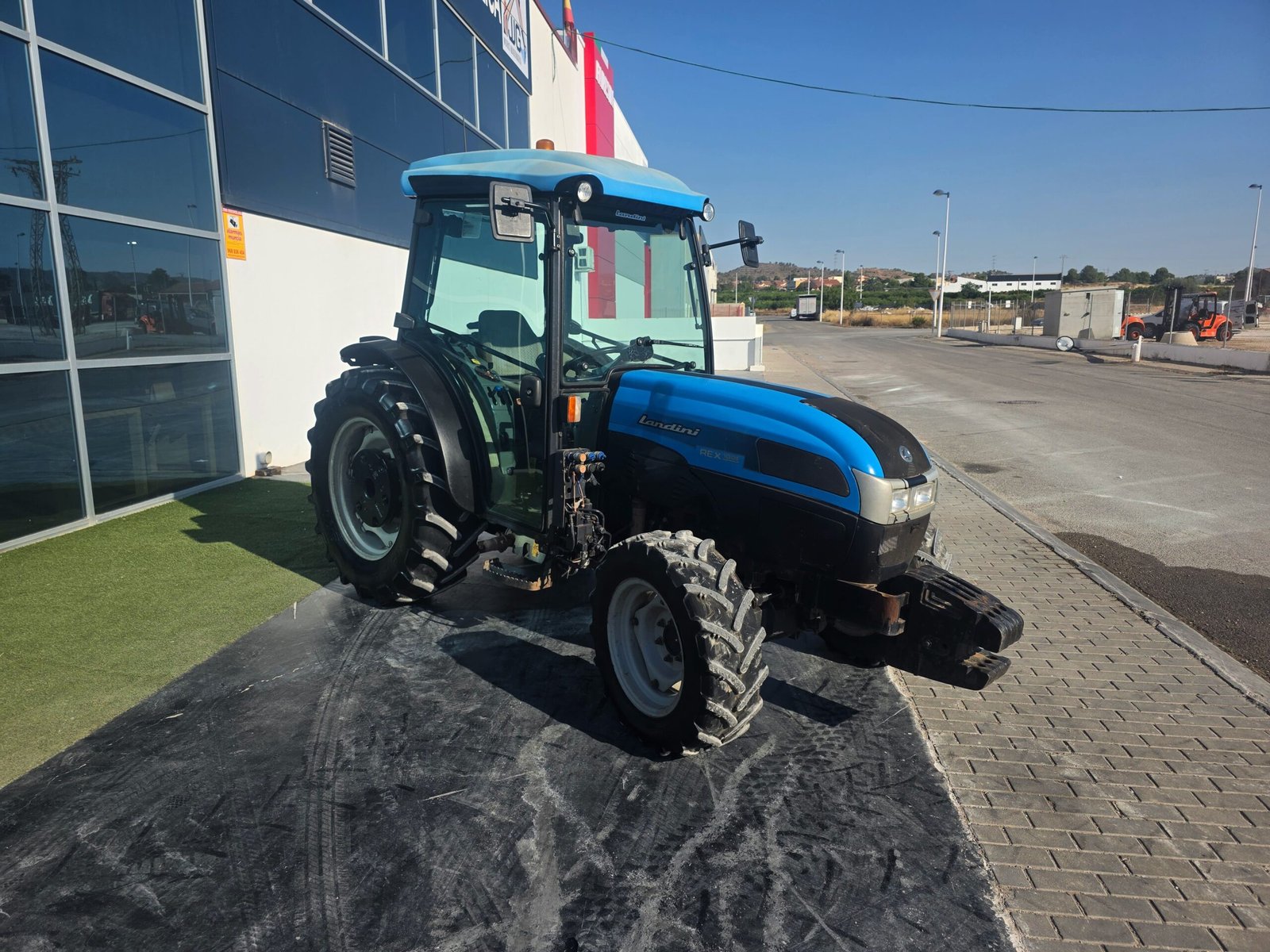Bomag BW 211 D-3 segunda mano vista lateral Rodillo compactador Bomag BW 211 D-3 en obra Bomag BW 211 D-3 compactando terreno Vista frontal Bomag BW 211 D-3