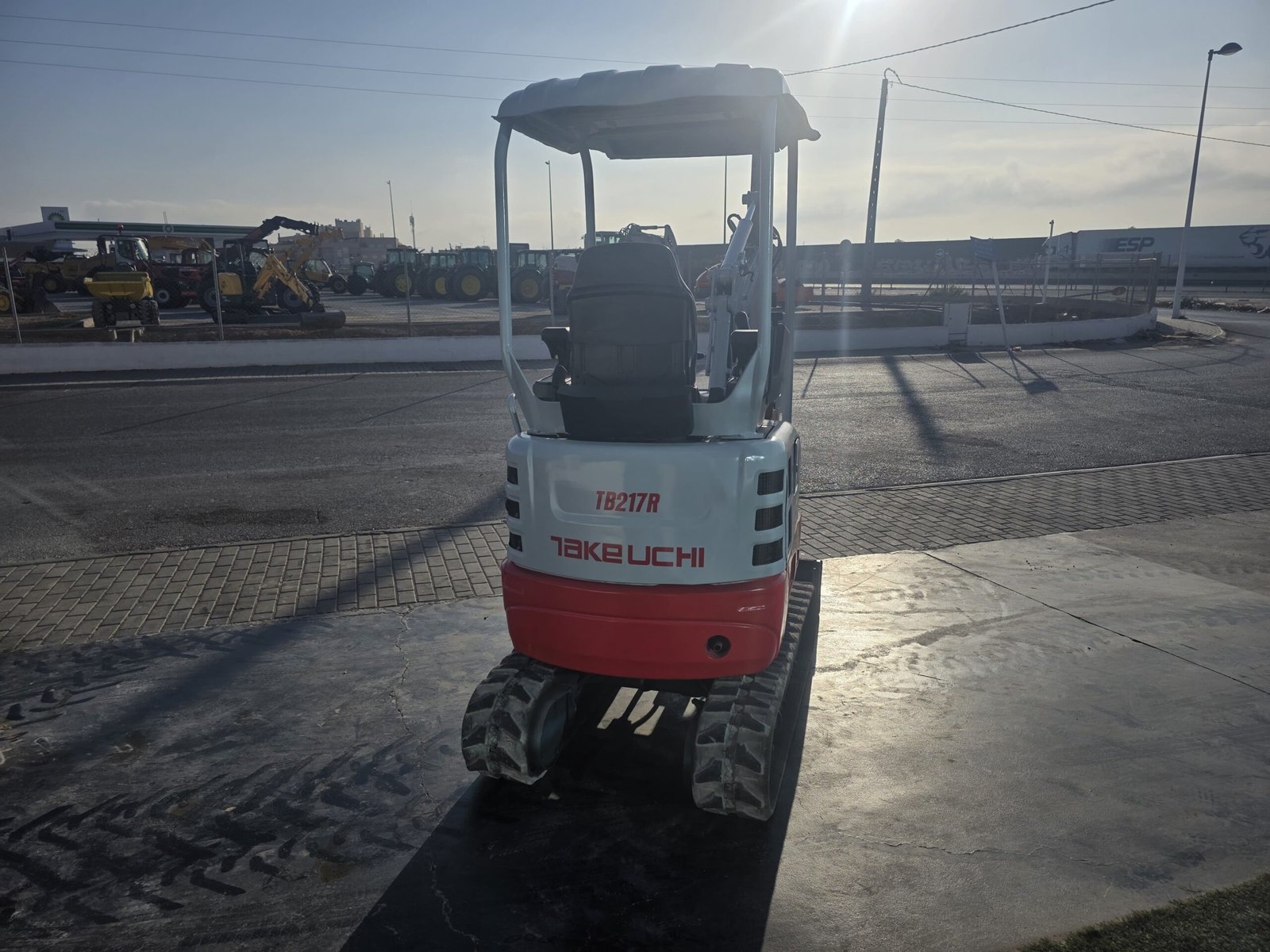 Miniexcavadora para obra urbana Takeuchi TB217R maquinaria usada Miniexcavadora Takeuchi Murcia Takeuchi TB217R segunda mano Murcia Takeuchi TB217R JJG Works Maquinaria