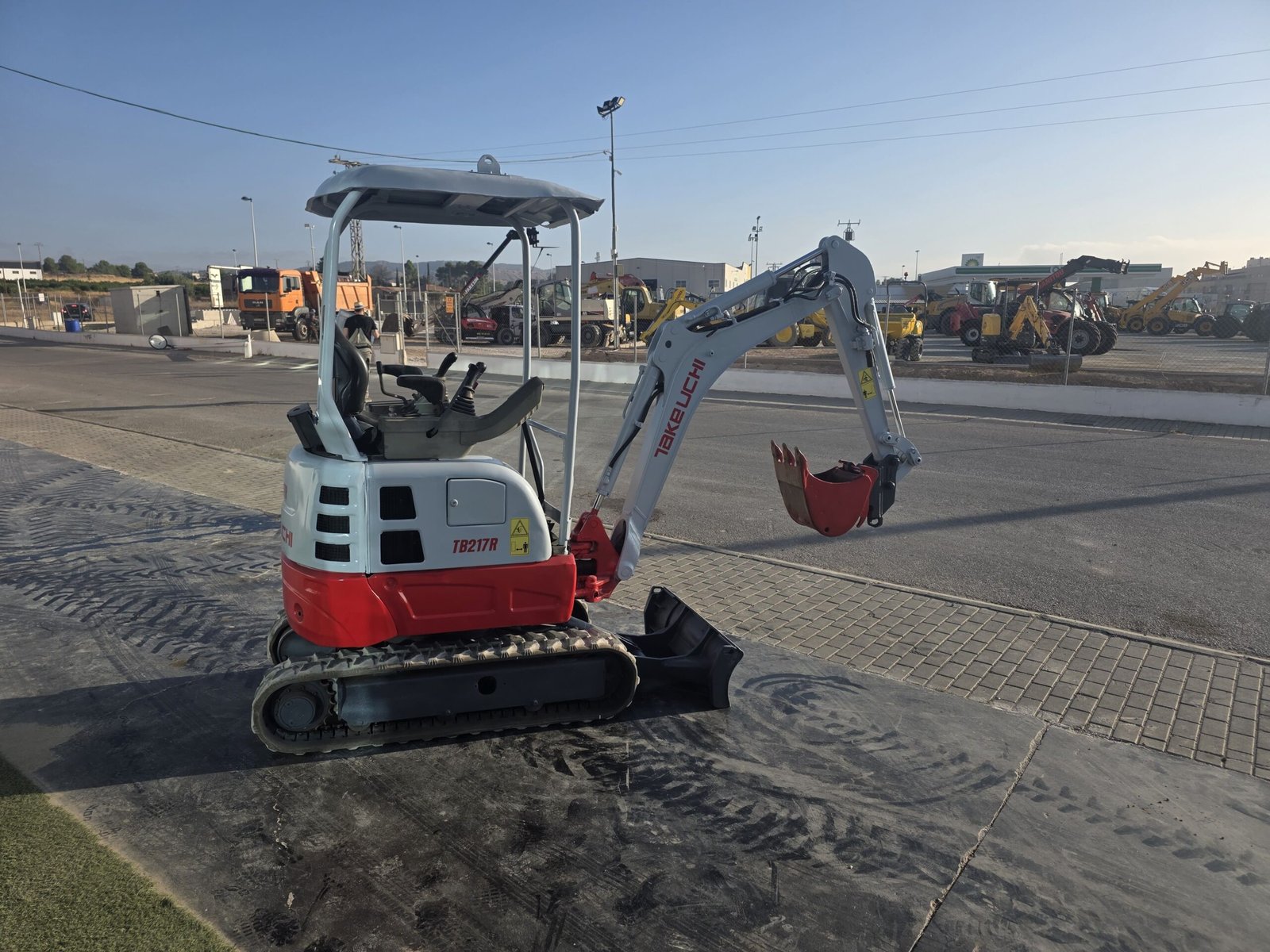 Takeuchi TB217R giro reducido Miniexcavadora Reduced Tail Swing Tren de rodaje variable Takeuchi TB217R Takeuchi TB217R excavando Miniexcavadora Takeuchi para zanjas Takeuchi TB217R para canalizacion