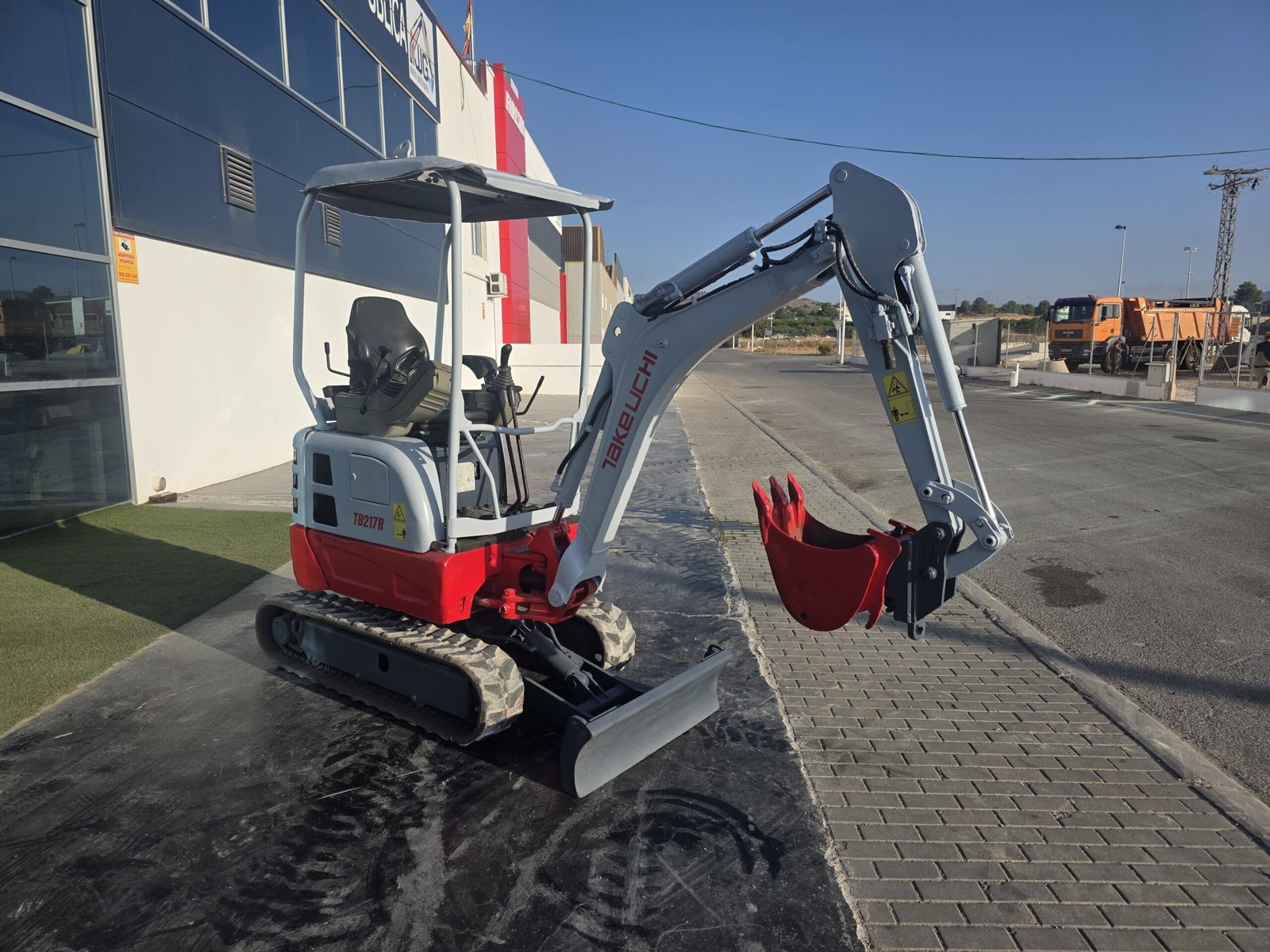 Takeuchi TB217R con 1.300 horas Takeuchi TB217R en venta Takeuchi TB217R de ocasión Takeuchi TB217R usada Miniexcavadora Takeuchi segunda mano Takeuchi TB217R vista lateral Takeuchi TB217R vista frontal Takeuchi TB217R vista trasera