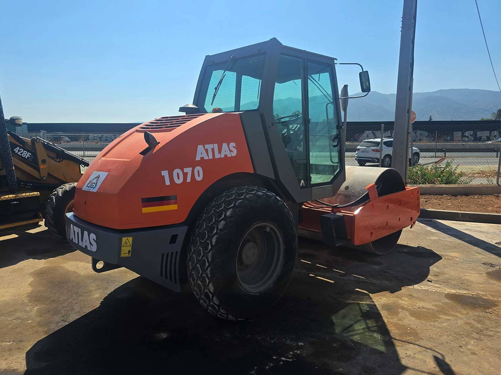 Tambor Atlas AW 1070 Rodillo compactador 8.000 kg Atlas AW 1070 para obra pública Rodillo Atlas para movimiento de tierras Atlas AW 1070 para compactación de suelos Rodillo compactador usado Atlas Atlas AW 1070 trabajando
