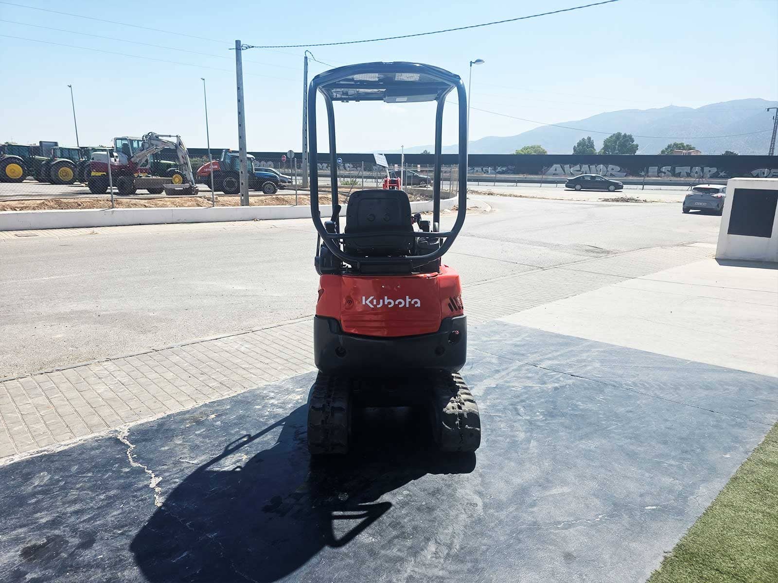 Kubota U17-3α Zero Tail Swing Tren de rodaje extensible Kubota U17-3α Kubota U17-3α excavando Miniexcavadora Kubota para zanjas Kubota U17-3α para canalizaciones Miniexcavadora Kubota para jardinería Kubota U17-3α para obra urbana Kubota U17-3α maquinaria usada Kubota U17-3α JJG Works Maquinaria