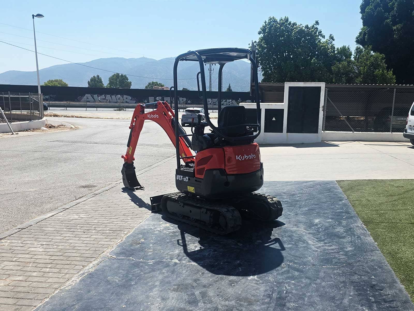 Kubota U17-3α Zero Tail Swing Tren de rodaje extensible Kubota U17-3α Kubota U17-3α excavando Miniexcavadora Kubota para zanjas Kubota U17-3α para canalizaciones Miniexcavadora Kubota para jardinería Kubota U17-3α para obra urbana Kubota U17-3α maquinaria usada Kubota U17-3α JJG Works Maquinaria