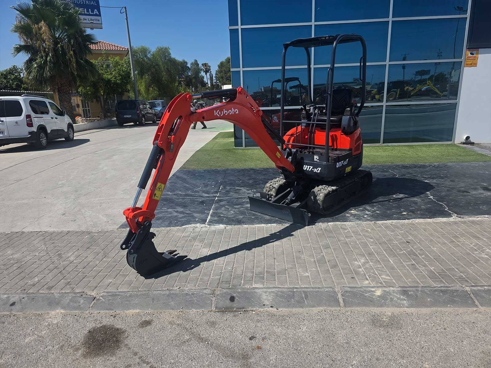 Kubota U17-3α con enganche rápido Enganche rápido Kubota U17-3α Kubota U17-3α con dos cazos Cazos miniexcavadora Kubota U17-3α Kubota U17-3α con instalación de martillo Instalación hidráulica Kubota U17-3α Motor Kubota D902 Motor Kubota U17-3α Miniexcavadora Kubota 16 CV Kubota U17-3α 1.700 kg