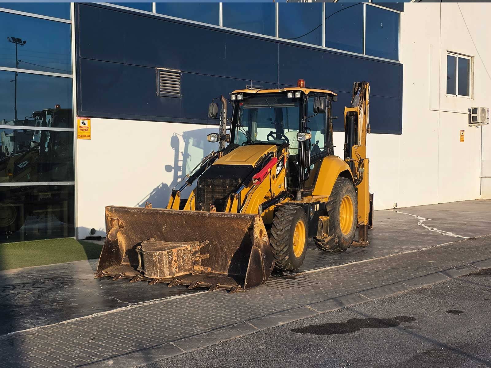 Motor Caterpillar CAT 428F2 Retroexcavadora CAT 100 CV CAT 428F2 tracción 4x4 CAT 428F2 trabajando en obra CAT 428F2 excavando zanja Retroexcavadora CAT para movimiento de tierras CAT 428F2 para obra pública