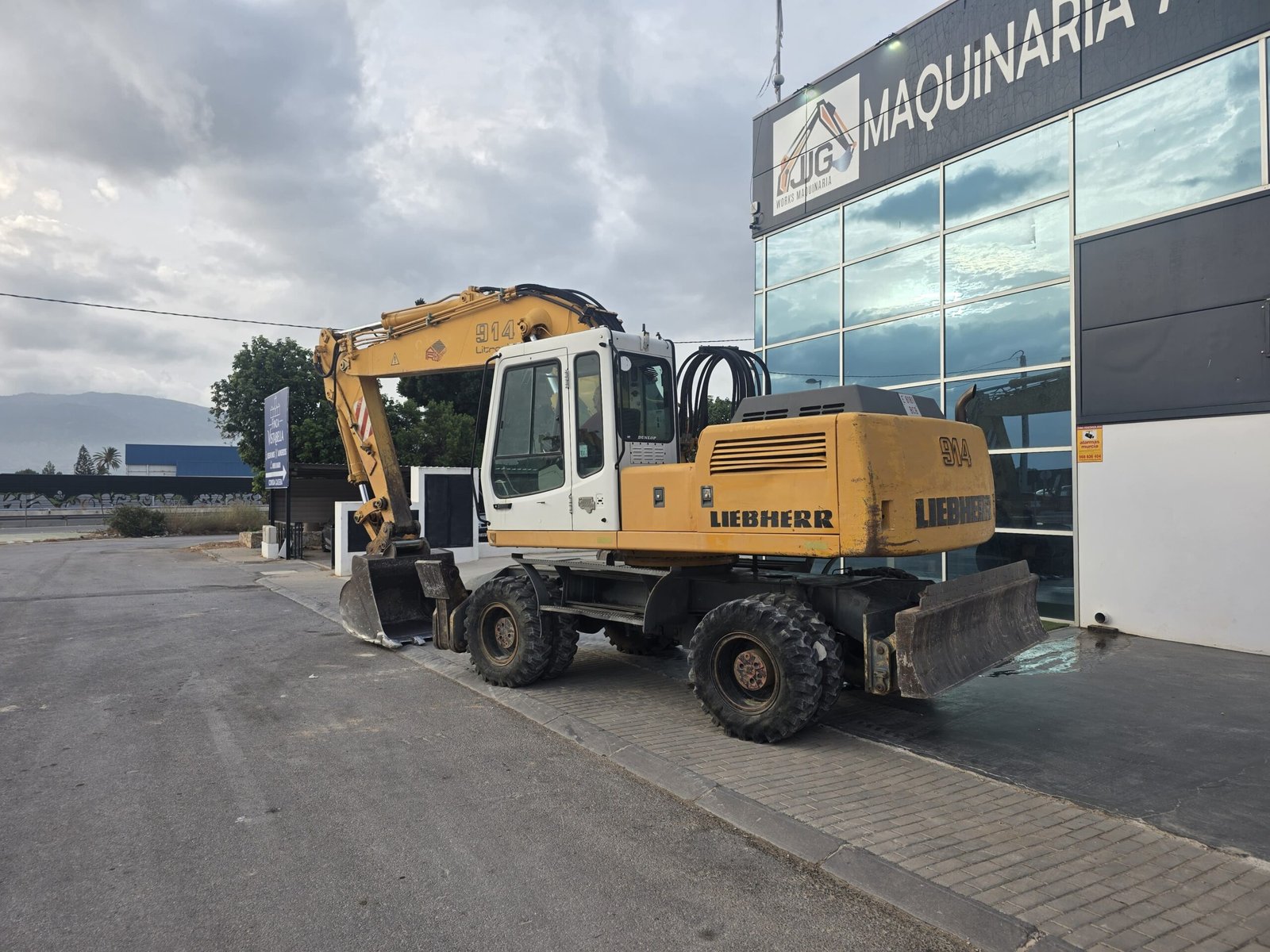 Liebherr A 914 vista frontal Liebherr A 914 vista trasera Liebherr A 914 Litronic enganche rápido Enganche rápido hidráulico Liebherr A 914 Liebherr A 914 instalación martillo