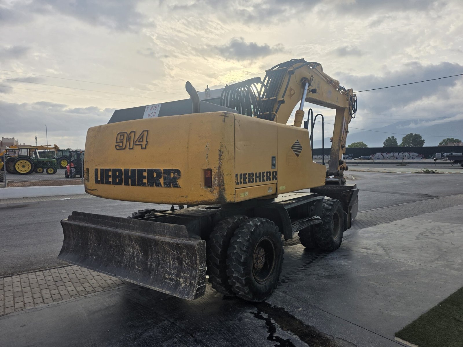 Excavadora Liebherr 152 CV Liebherr A 914 excavadora 21 toneladas Liebherr A 914 trabajando Excavadora Liebherr para movimiento de tierras Liebherr A 914 para obra pública Excavadora de ruedas para canalizaciones Liebherr A 914 para trabajos urbanos