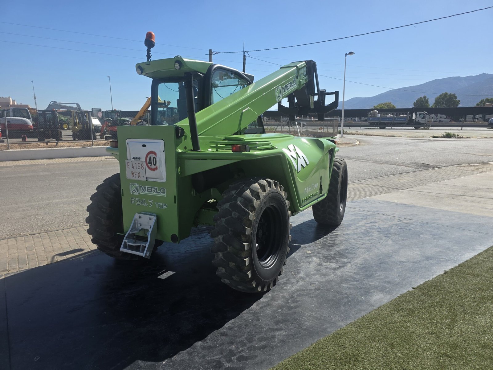 Merlo P 34.10 vista lateral Merlo P 34.10 vista frontal Merlo P 34.10 vista trasera Brazo telescópico Merlo P 34.10 Merlo P 34.10 capacidad 3.400 kg Telescópico Merlo 3.400 kg