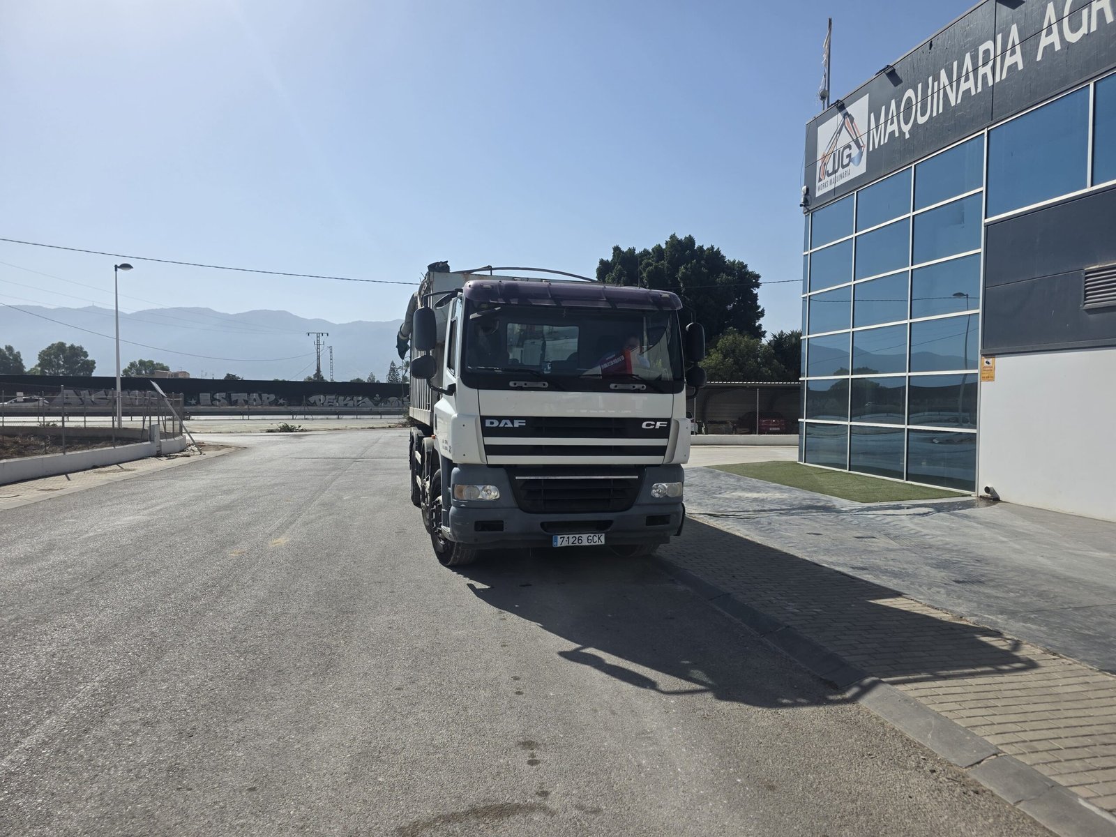 DAF CF 85.360 vista frontal DAF CF 85.360 vista trasera Cabina DAF CF 85.360 Interior DAF CF 85.360 Motor DAF CF 85.360 DAF CF 85.360 360 CV Camión DAF 360 CV