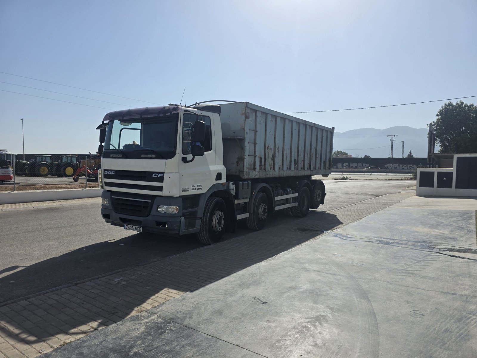 DAF CF 85.360 vista frontal DAF CF 85.360 vista trasera Cabina DAF CF 85.360 Interior DAF CF 85.360 Motor DAF CF 85.360 DAF CF 85.360 360 CV Camión DAF 360 CV