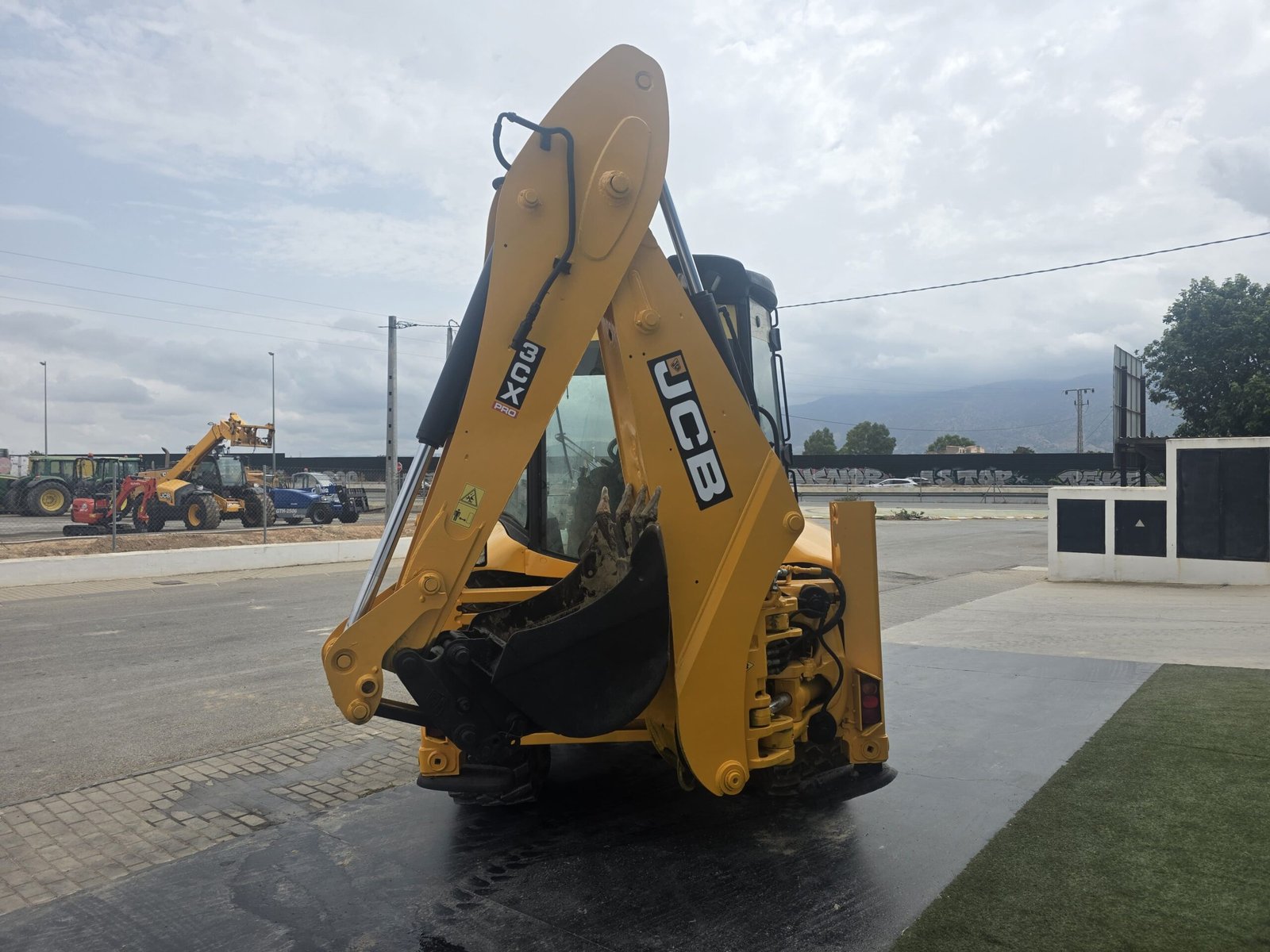 JCB 3CX vista frontal JCB 3CX vista trasera JCB 3CX con almeja Cazo delantero con almeja JCB 3CX JCB 3CX enganche rápido Enganche rápido retroexcavadora JCB JCB 3CX cazo trasero 60 cm