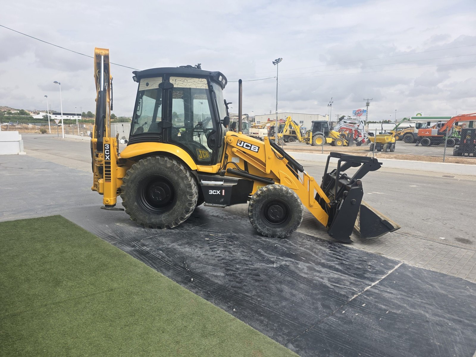 JCB 3CX vista frontal JCB 3CX vista trasera JCB 3CX con almeja Cazo delantero con almeja JCB 3CX JCB 3CX enganche rápido Enganche rápido retroexcavadora JCB JCB 3CX cazo trasero 60 cm