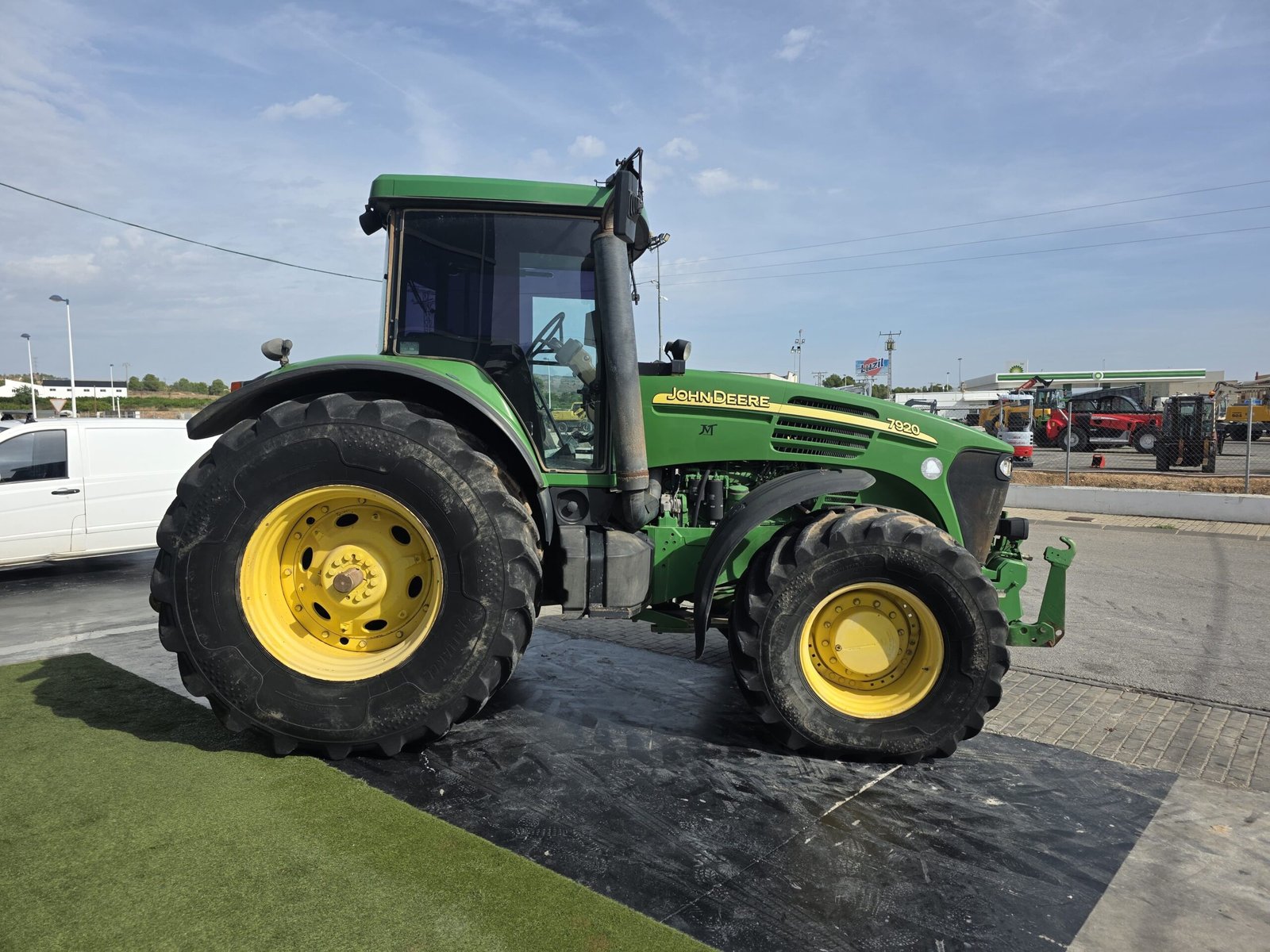 Motor John Deere 7920 Cabina John Deere 7920 Interior John Deere 7920 Neumáticos John Deere 7920 John Deere 7920 trabajando John Deere 7920 trabajo agrícola