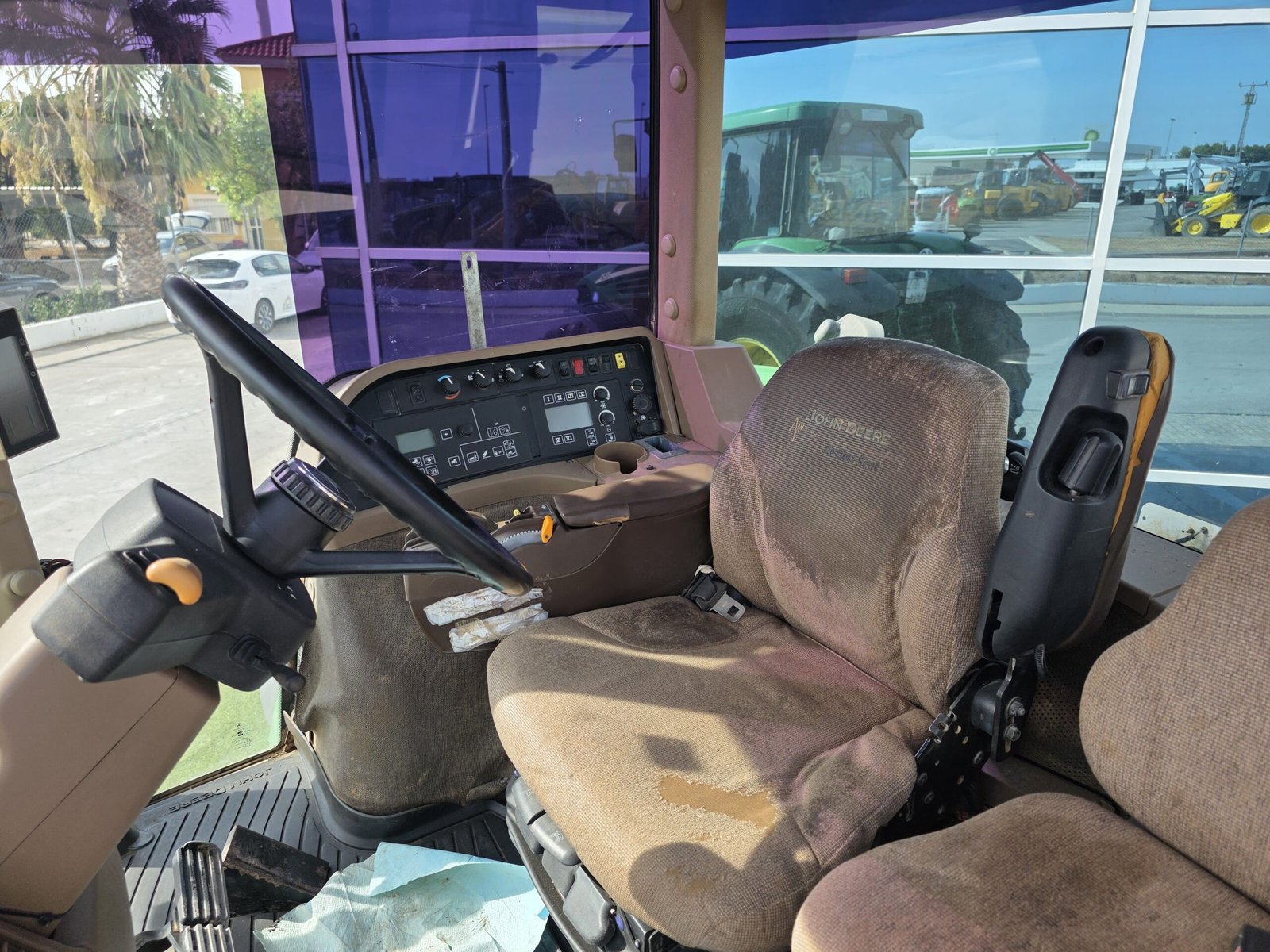 John Deere 7920 trabajando John Deere 7920 trabajo agrícola John Deere 7920 laboreo John Deere 7920 con aperos Tractor John Deere alta potencia Tractor agrícola 200 CV segunda mano John Deere Serie 7020 segunda mano John Deere 7920 segunda mano Murcia John Deere 7920 JJG Works Maquinaria