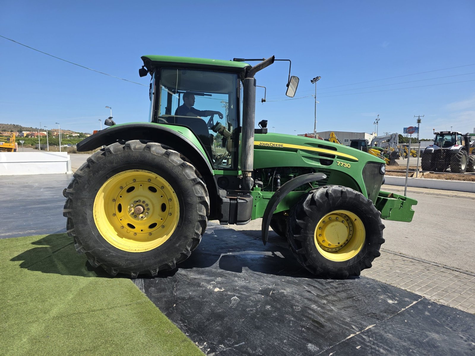Motor John Deere 7920 Cabina John Deere 7920 Interior John Deere 7920 Neumáticos John Deere 7920 John Deere 7920 trabajando John Deere 7920 trabajo agrícola John Deere 7920 laboreo John Deere 7920 con aperos Tractor John Deere alta potencia Tractor agrícola 200 CV segunda mano John Deere Serie 7020 segunda mano John Deere 7920 segunda mano Murcia John Deere 7920 JJG Works Maquinaria