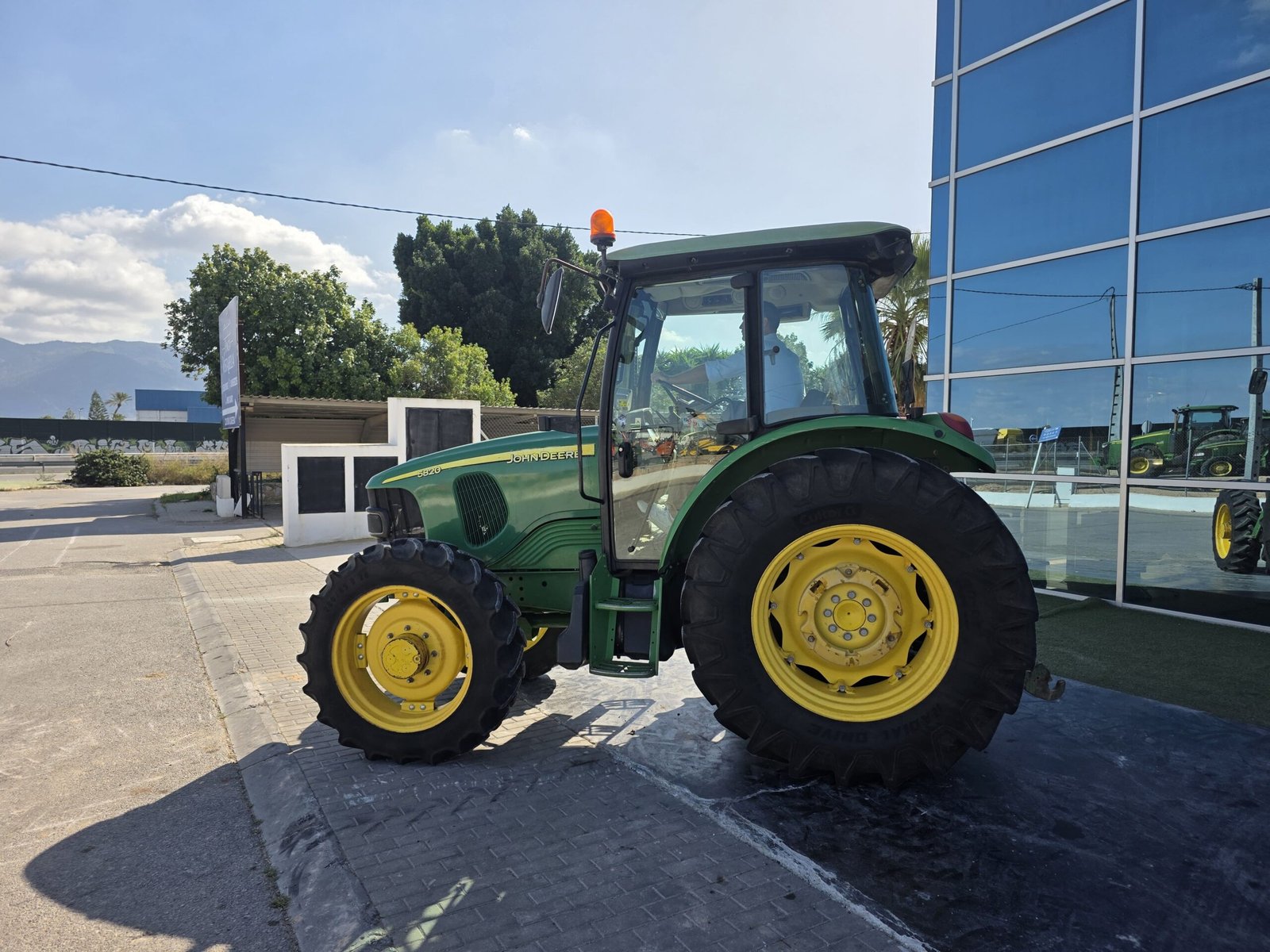 John Deere Serie 5020, tractor John Deere Serie 5020, tractor agrícola John Deere segunda mano, tractor agrícola con cabina, tractor agrícola con aire acondicionado, tractor agrícola usado, tractor agrícola de ocasión, tractor para agricultura, tractor para ganadería, tractor para transporte agrícola, tractor para preparación de terrenos, tractor para mantenimiento de fincas, tractor con motor John Deere, maquinaria agrícola John Deere, maquinaria agrícola segunda mano, John Deere 5820 segunda mano Murcia, tractor John Deere segunda mano Murcia, tractor agrícola segunda mano Murcia.